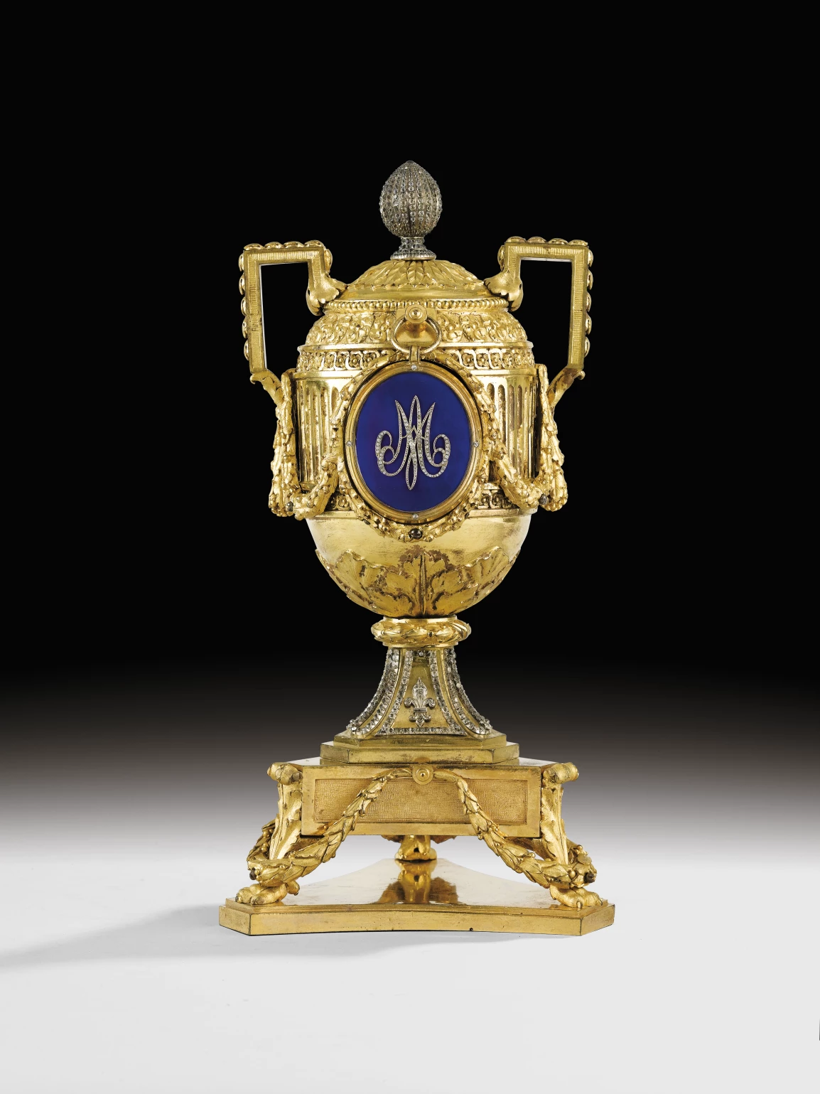 Miroirs en bronze doré et pierres du Rhin offerts par l'impératrice Marie-Thérèse à Marie-Antoinette ? ?url=http%3A%2F%2Fsothebys-brightspot.s3.amazonaws.com%2Fdotcom%2F2b%2Ff3%2Fb8645e514ff4b63b6787734bece9%2Fexcellence-vases-407pf1911-b9dnh-1