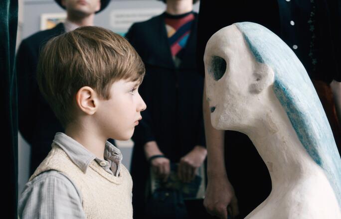 NEVER LOOK AWAY, (aka WERK OHNE AUTOR), Cai Cohrs, 2018. photo: Caleb Deschanel / © Sony Picture Classes / courtesy Everett Collection