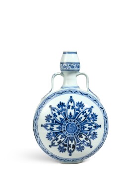 View 1 of Lot 1067: A fine and rare blue and white 'rosette' moon flask, Ming dynasty, Yongle period | 明永樂　青花輪花綬帶葫蘆扁瓶