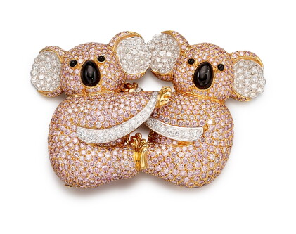 Catalog image of coloured diamond and diamond brooch | 格拉夫| 彩色鑽石 配 鑽石 胸針 (彩色鑽石及鑽石共重約19.30及3.40克拉)