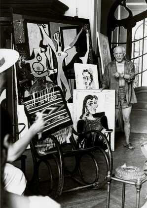 Catalog image of andré villers | picasso tenant un portrait, vers 1960