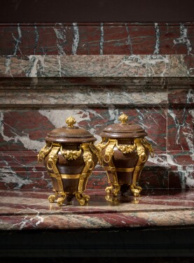 View 1 of Lot 141: Paire de vases couverts en bois laqué imitant le porphyre et bronze doré d’époque Louis XVI, fin du XVIIIe siècle, d’après un dessin de Jean II Bérain