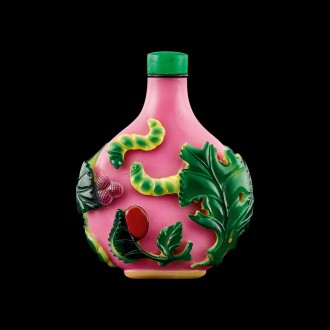 View 1 of Lot 1011: A four-colour overlay pink glass 'silkworms' snuff bottle, Yangzhou school, Qing dynasty, 19th century | 清十九世紀 揚州作粉紅地套四色料錦衣玉食圖鼻煙壺