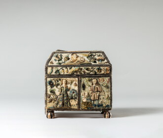 View 1 of Lot 154: Petit coffret à bijou ou nécessaire à couture en broderie de soie polychrome et canetilles, Angleterre, troisième quart du XVIIe siècle 