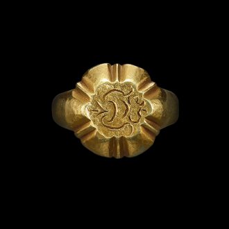 View 1 of Lot 1098: A solid gold ring with scallop shank and incised 'Sri' symbol Java, Indonesia, 7th - 12th century | 印尼爪哇 七至十二世紀 「Sri」紋金戒指