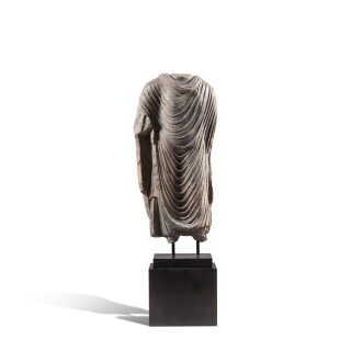 View 1 of Lot 377: Torse de Bouddha en schiste gris, Ancienne région du Gandhara, circa IIe - IVe siècle 