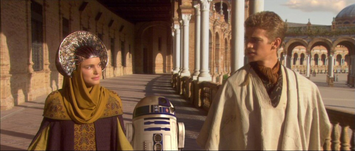 STAR WARS: EPISODE II - ATTACK OF THE CLONES (2002) NATALIE PORTMAN HAYDEN CHRISTENSEN R2-D2 GEORGE LUCAS (DIR) 011 MOVIESTORE