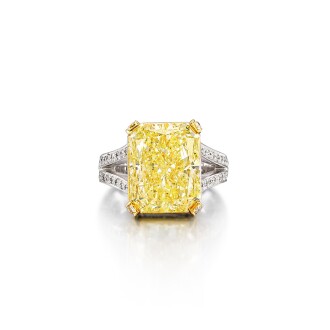 View 1 of Lot 2905: Fancy Yellow Diamond and Diamond Ring | 8.50克拉 彩黃色 鑽石 配 鑽石 戒指