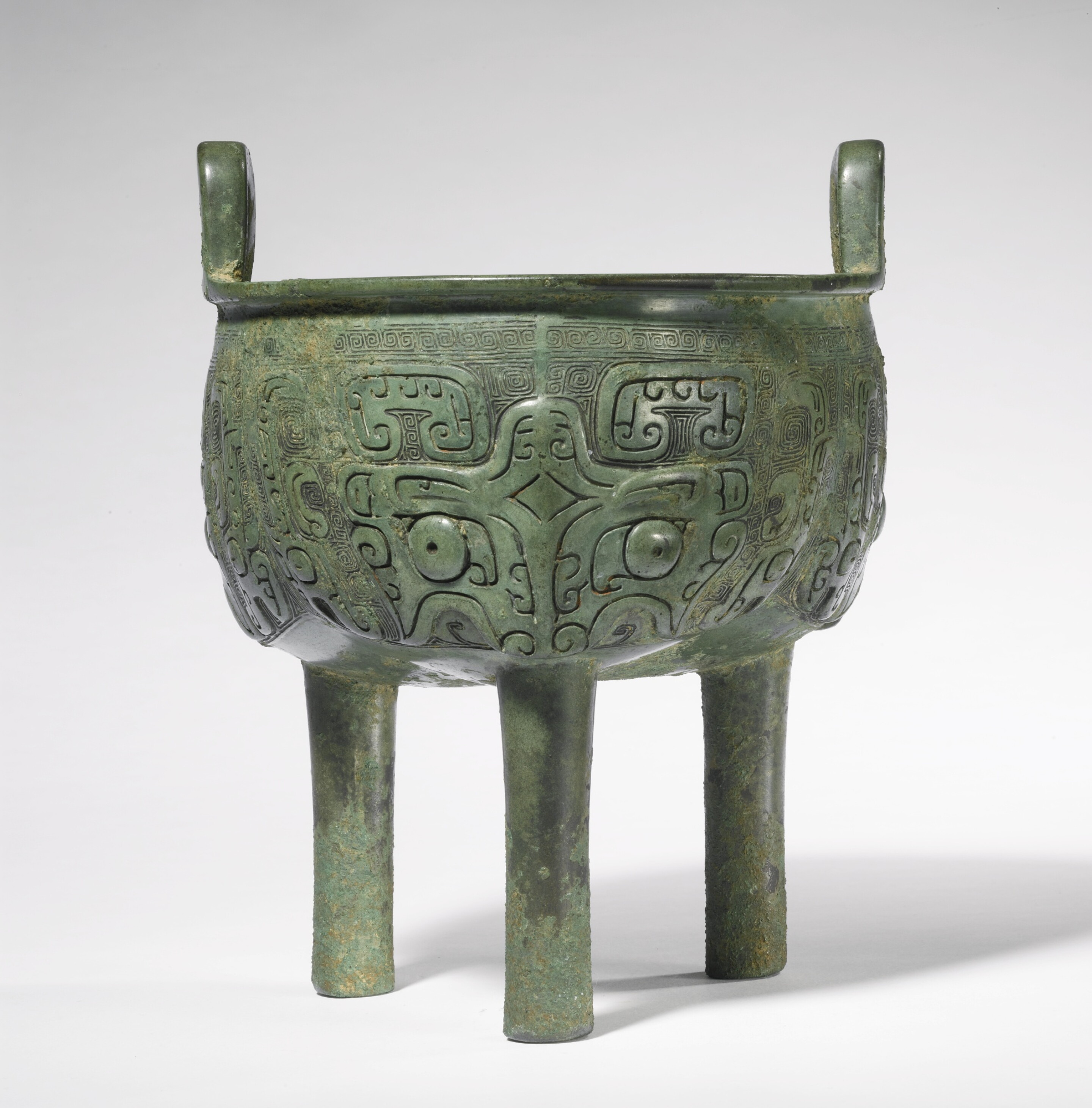 Li Ding (#18) A BRONZE RITUAL TRIPOD VESSEL (LI DING) LATE SHANG / EARLY ...
