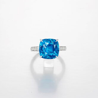 View 1 of Lot 1800: Important Paraíba Tourmaline Ring | 重要 7.52 克拉 天然「巴西」未經加熱 帕拉伊巴碧璽 配 鑽石 戒指