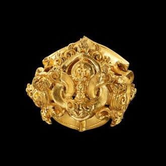 View 1 of Lot 1040: An elaborate solid gold ribbon ornament Java, Indonesia, 7th - 12th century | 印尼爪哇 七至十二世紀 金扣
