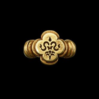 View 1 of Lot 1025: A gold ring with quatrefoil bezel of a 'Sri' symbol Java, Indonesia, 7th-12th century | 印尼爪哇 七至十二世紀「Sri」紋金戒指