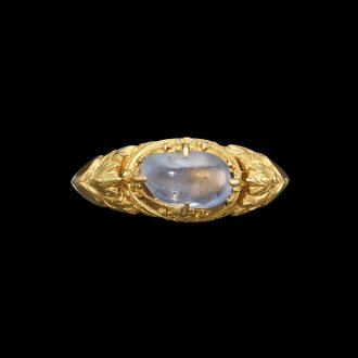 View 1 of Lot 1017: A solid gold and sapphire ring Central Java, Indonesia, 9th - 11th century | 印尼中爪哇 九至十一世紀 金嵌藍寶石戒指
