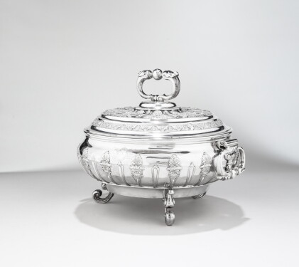 Catalog image of Pot-à-oille et son couvercle en argent par Thomas Farren, Londres, 1726