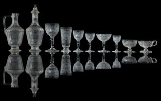 View 1 of Lot 1020: Service de verres gravés modèle « Maria-Theresia », par J. & L. Lobmeyr, Vienne, vers 1910