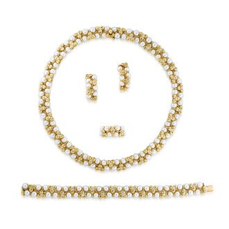 View 1 of Lot 342: Fred | Parure perles de culture or et diamants | Cultured pearl gold and diamond parure