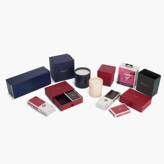 View 1 of Lot 8866: A set of two Rolex tote bags, two Rolex notebooks, two Rolex GMT-Master commemorative pen sets by Caran d’Ache, two Rolex three-watch travelling pouches, two Rolex scarfs, one pair of Audemars Piguet gloves by Marzi, one Audemars Piguet cardholder, one Audemars Piguet speaker, one Audemars Piguet 150th Anniversary pin set, one Audemars Piguet candle, one Cartier candle, two Cartier playing card sets, one Parmigiani Fleurier passport holder, one Parmigiani Fleurier card holder, two Tudor notebooks by Moleskine, one Patek Philippe commemorative Limoges porcelain and enamel dish, one Bvlgari porcelain dish, one Hublot x Takashi Murakami commemorative tote bag, one H. Moser & Cie. three-watch travelling pouch, one IWC x Bearbrick minifigure set, one Omega Speedmaster 60th Anniversary commemorative poster, Circa 2015-2025