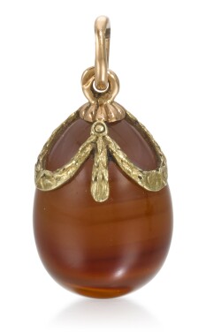 View 1 of Lot 58: A Fabergé agate and varicoloured gold egg pendant, workmaster August Hollming, St Petersburg, 1908-1917