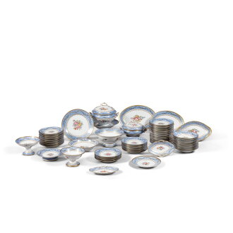 View 1 of Lot 1212: Partie de service de table en porcelaine à fond bleu pâle, Europe continentale, fin du XIXe siècle