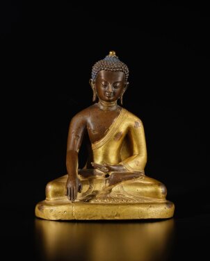 View 1 of Lot 138: A parcel-gilt copper alloy figure of Shakyamuni Buddha, Nepal, circa 18th century | 尼泊爾 約十八世紀 銅合金局部鎏金釋迦牟尼佛坐像