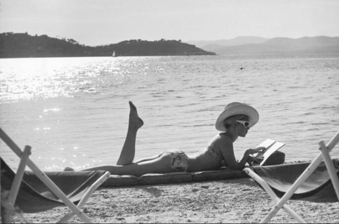 Brigitte-Bardot-relaxing-with-magazines.-Circa-1962-(photo-by-Ghislain-Dussart-Gamma-Rapho).jpg
