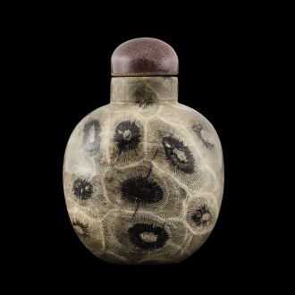 View 1 of Lot 1020: A fossiliferous limestone snuff bottle, Qing dynasty, late 18th - early 19th century | 清十八世紀末至十九世紀初 石化石灰石鼻煙壺