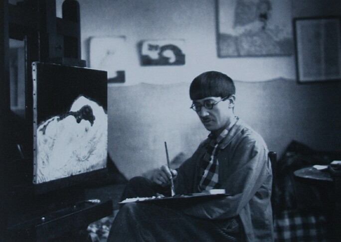 Léonard Tsuguharu Foujita in his studio, 1917. 