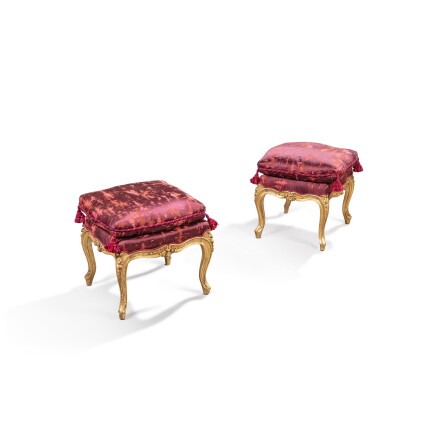 Catalog image of Paire de tabourets en bois doré d’époque Louis XV, vers 1740