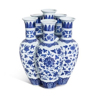 View 1 of Lot 15: An extremely rare blue and white 'lotus' conjoined vase, Seal mark and period of Qianlong | 清乾隆 青花纏枝番蓮六聯瓶 《大清乾隆年製》款