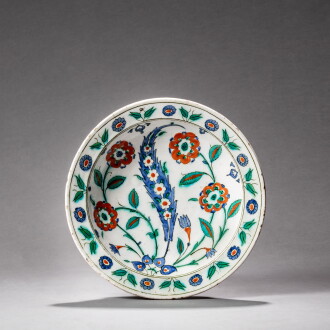 View 1 of Lot 227: Plat creux en faïence polychrome d'Iznik, Turquie, vers 1575