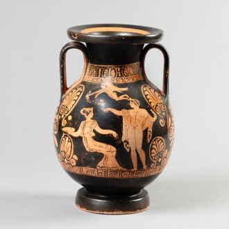 View 1 of Lot 501: Pélikè apulienne à figures rouges, vers 350 - 330 av. J.-C.