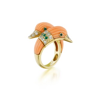 View 1 of Lot 96: Van Cleef & Arpels | Bague corail, émeraudes et diamants | Coral, emerald and diamond ring