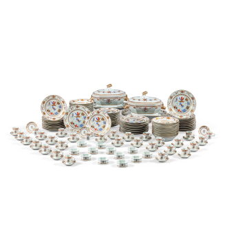 View 1 of Lot 1120: Partie de service de table armoriée en porcelaine de la maison A de Gournay de style Compagnie des Indes, moderne