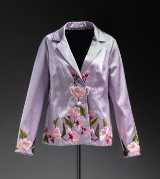 View 1 of Lot 42: Veste Haute Couture en satin lilas, Automne hiver 2004