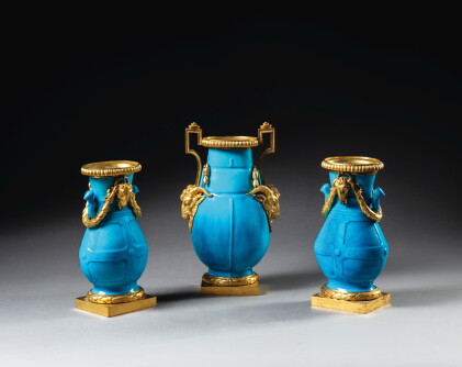 Catalog image of Garniture en porcelaine de Sèvres bleu céleste et bronze doré d’époque Louis XV…