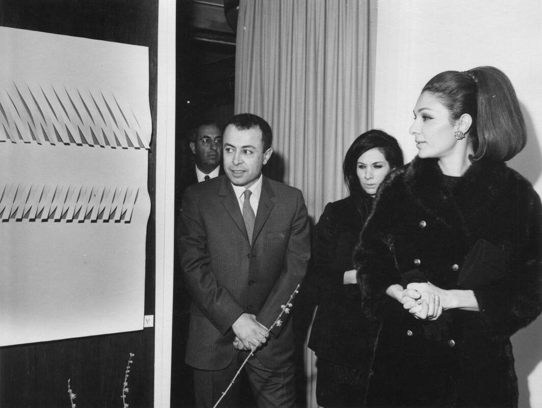VERNISSAGE OF VAZIRI’S EXHIBITION, METAL PLASTIQUE CONSTRUCTIONS AT SEYHOUN GALLERY, TEHRAN, IN THE PRESENCE OF EMPRESS FARAH PAHLAVI, 1968. COURTESY OF FONDAZIONE MOHSEN VAZIRI MOGHADDAM