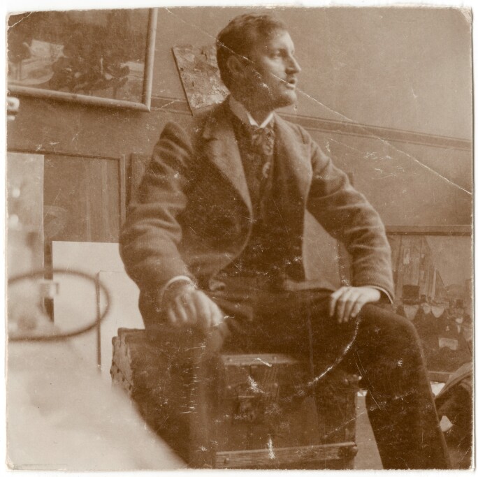 Edvard Munch on the trunk in his studio in 82 Lützowstrasse I