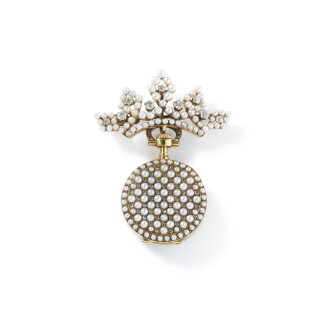 View 1 of Lot 127: Montre pendentif de dame à cadran ouvert en or jaune, émail, perles fines et diamants avec une broche de revers associée, de style assorti, sertie de perles et de diamants, formant un diadème, vers 1901