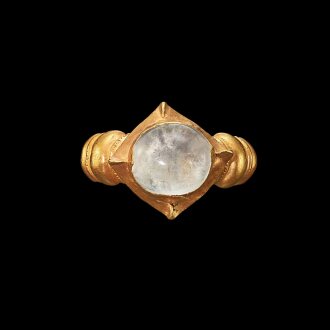 View 1 of Lot 1093: A gold and crystal ring Central Java, Indonesia, 8th - 10th century | 印尼中爪哇 八至十世紀 金嵌水晶戒指
