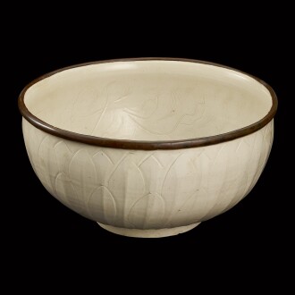 View 1 of Lot 30: An exceptionally large and rare Dingyao 'fish' basin Song – Jin dynasty | 宋至金 定窰白釉魚藻紋大盌