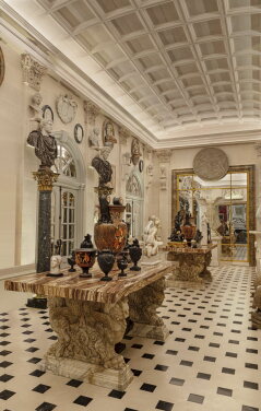 View 1 of Lot 531: Paire de tables de milieu en marbre et albâtre dans le style antique, Italie