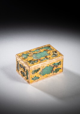 View 1 of Lot 250: Tabatière en or et pierre dure, Londres, vers 1765, dans le style des boîtes de James Cox