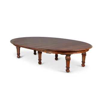 View 1 of Lot 550: Table de salle à manger à allonges en noyer anglais, par White, Allom & Co., début du XXe siècle