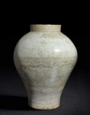 View 1 of Lot 24: A rare and massive white-glazed jar, Joseon dysnasty, 18th century | 朝鮮王朝 十八世紀 白瓷大罐