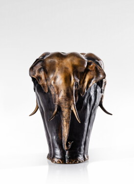 View 1 of Lot 115: Vase aux éléphants
