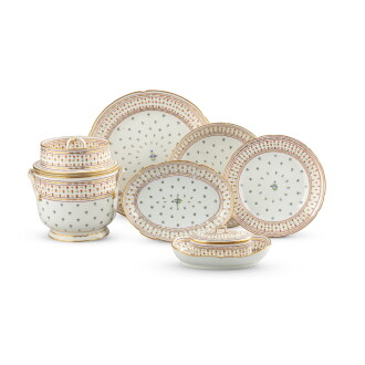 View 1 of Lot 156: A Paris porcelain part dinner and dessert service (manufacture de la reine, rue Thiroux), circa 1790-1800 | Partie de service de table et à dessert en porcelaine de Paris (manufacture de la reine, rue Thiroux), vers 1790-1800