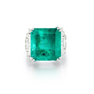 View 1 of Lot 428: Bague émeraude et diamants | Emerald and diamond ring