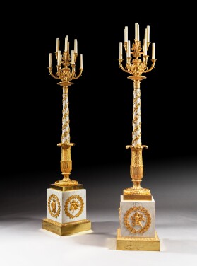 View 1 of Lot 23: Paire de grandes torchères en bronze doré et marbre blanc veiné d'époque Restauration, vers 1815-1820
