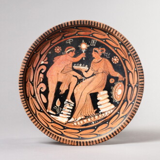 View 1 of Lot 500: Assiette apulienne à figures rouges, vers 340-320 av. J.-C.