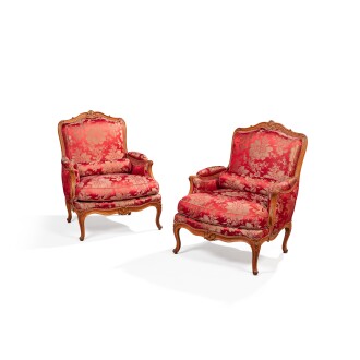 View 1 of Lot 140: Paire de larges bergères à la reine en noyer d’époque Louis XV, vers 1750